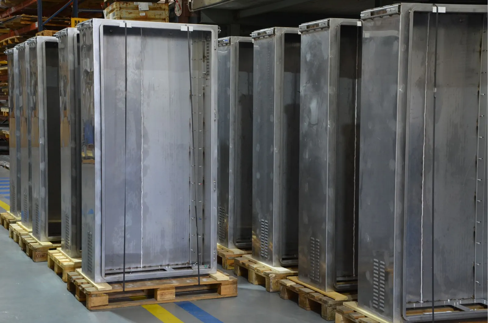 Envolventes metálicas sin pintar fabricadas por HERGA sobre palés