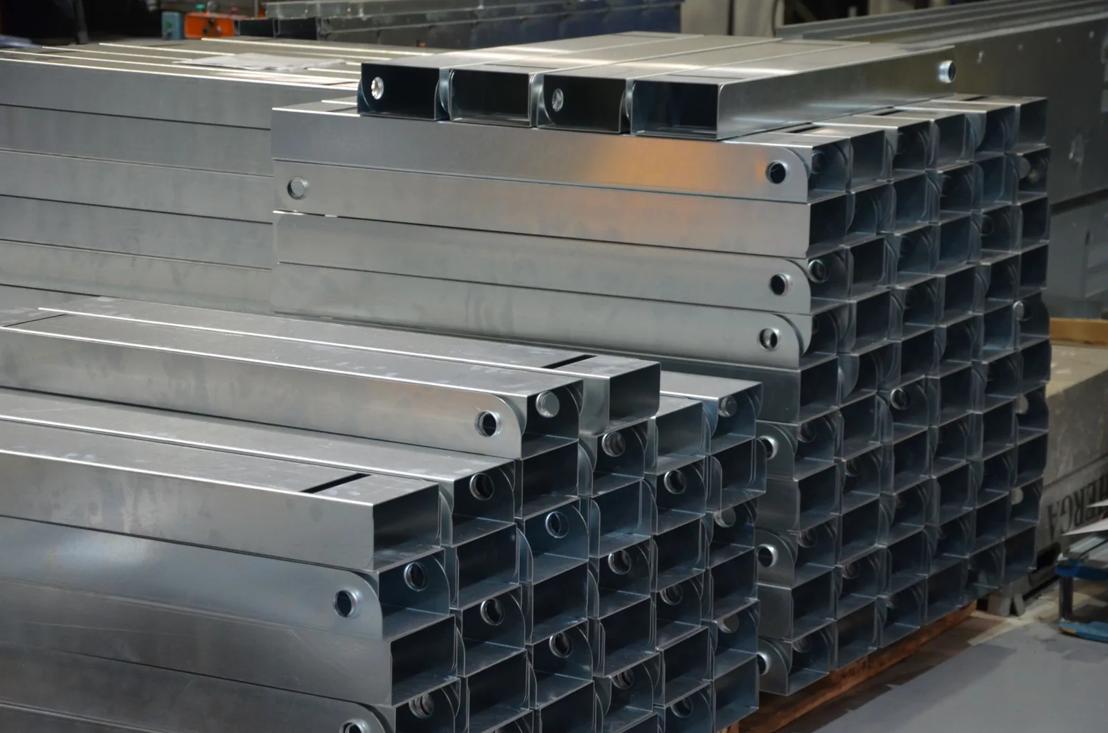 Conjuntos metálicos fabricados por HERGA preparados en sus instalaciones