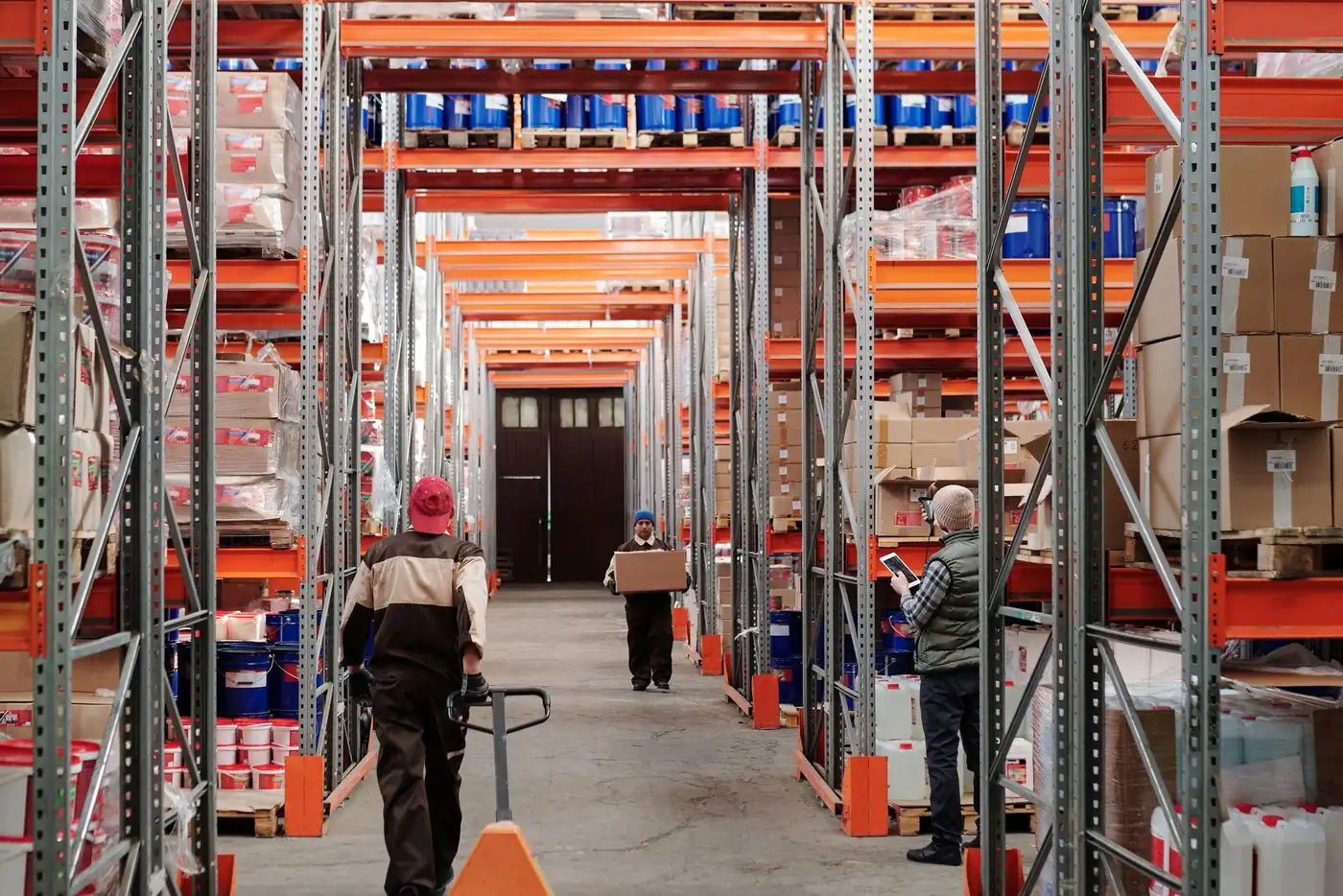 Centro logístico de un mayorista preparado para repartir mercancía a comercios