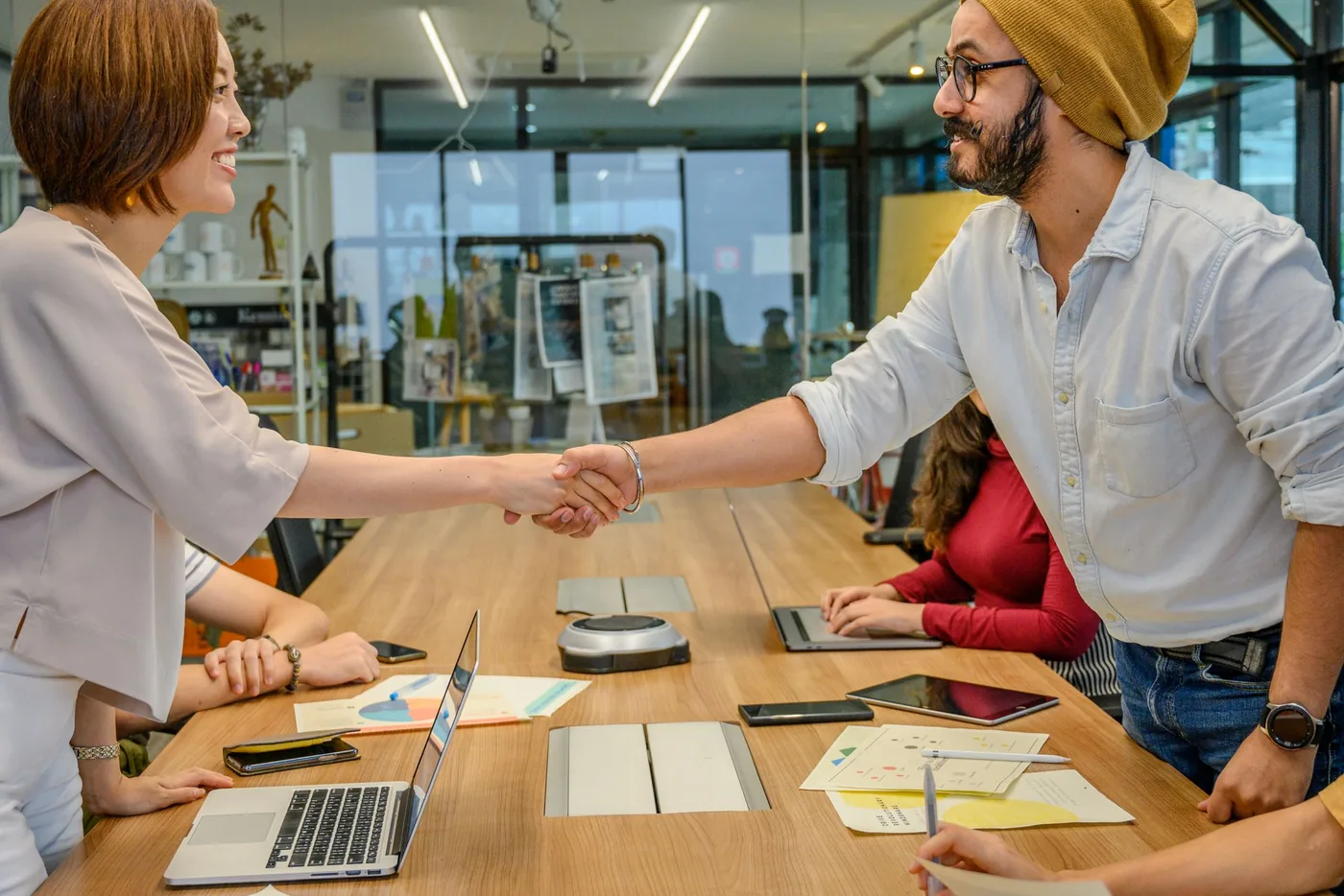 Reunión profesional entre un fabricante y una empresa distribuidora