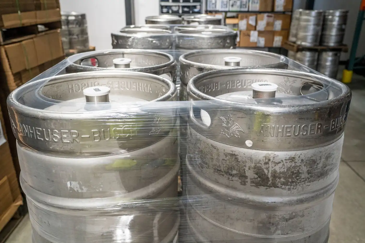 Barriles de bebida almacenados para reparto a bares y restaurantes