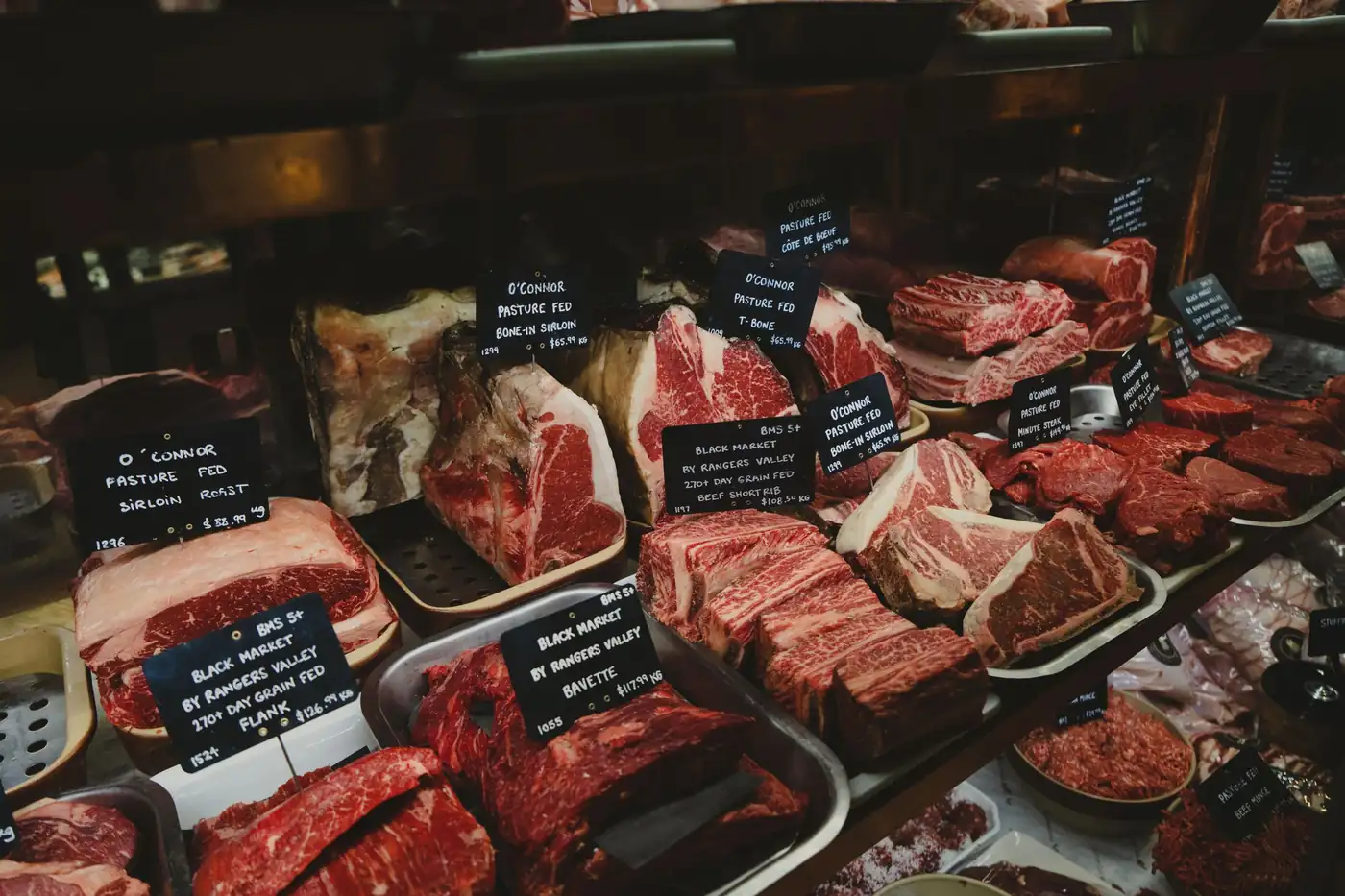 Gama de productos cárnicos en un mostrador profesional