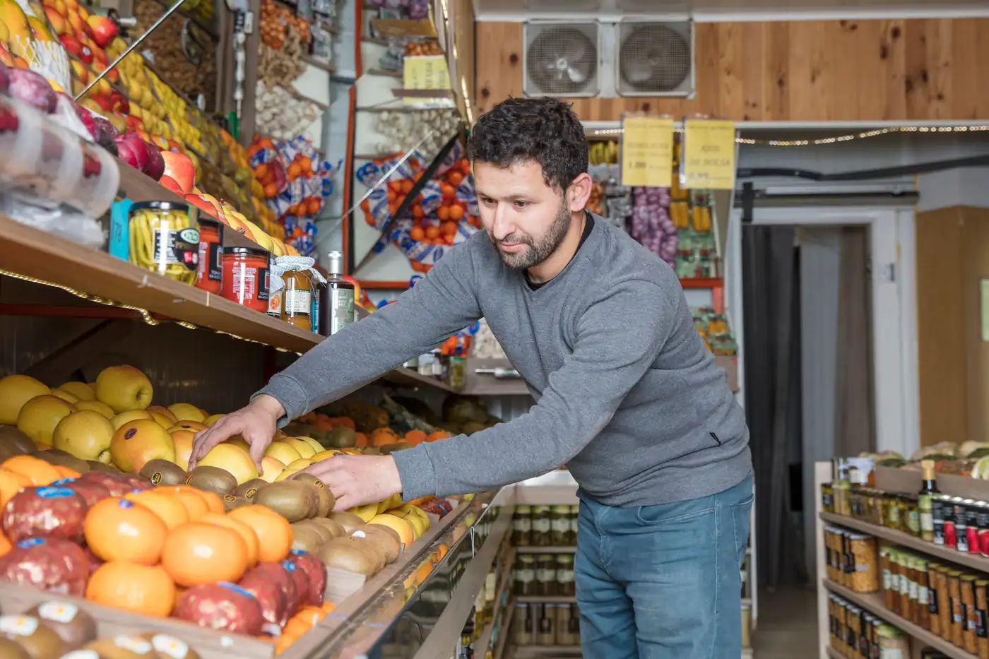 Responsable reponiendo una tienda que compara proveedores de alimentación y bebidas