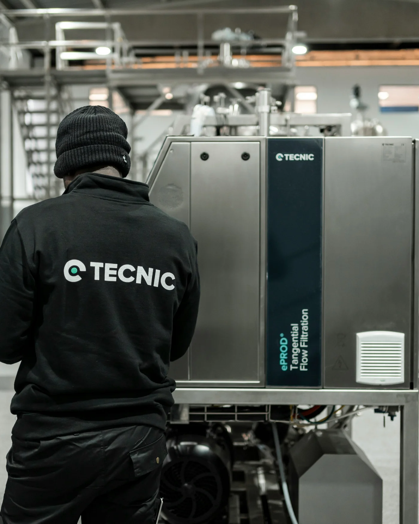 Técnico revisando una instalación de filtración industrial en una fábrica de Girona