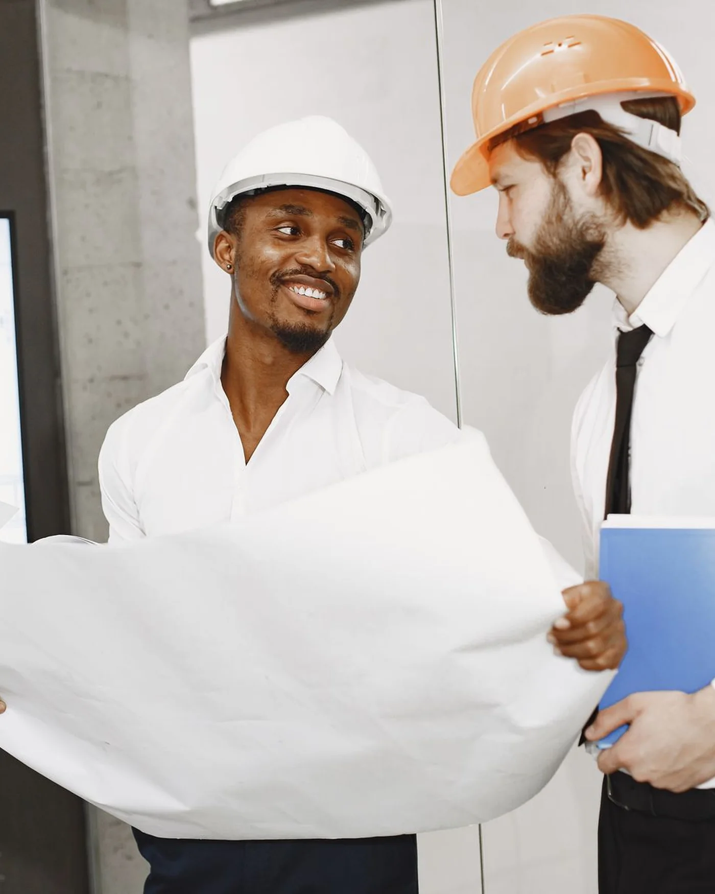 Ingenieros revisando planos antes de comunicar una capacidad técnica en otro país