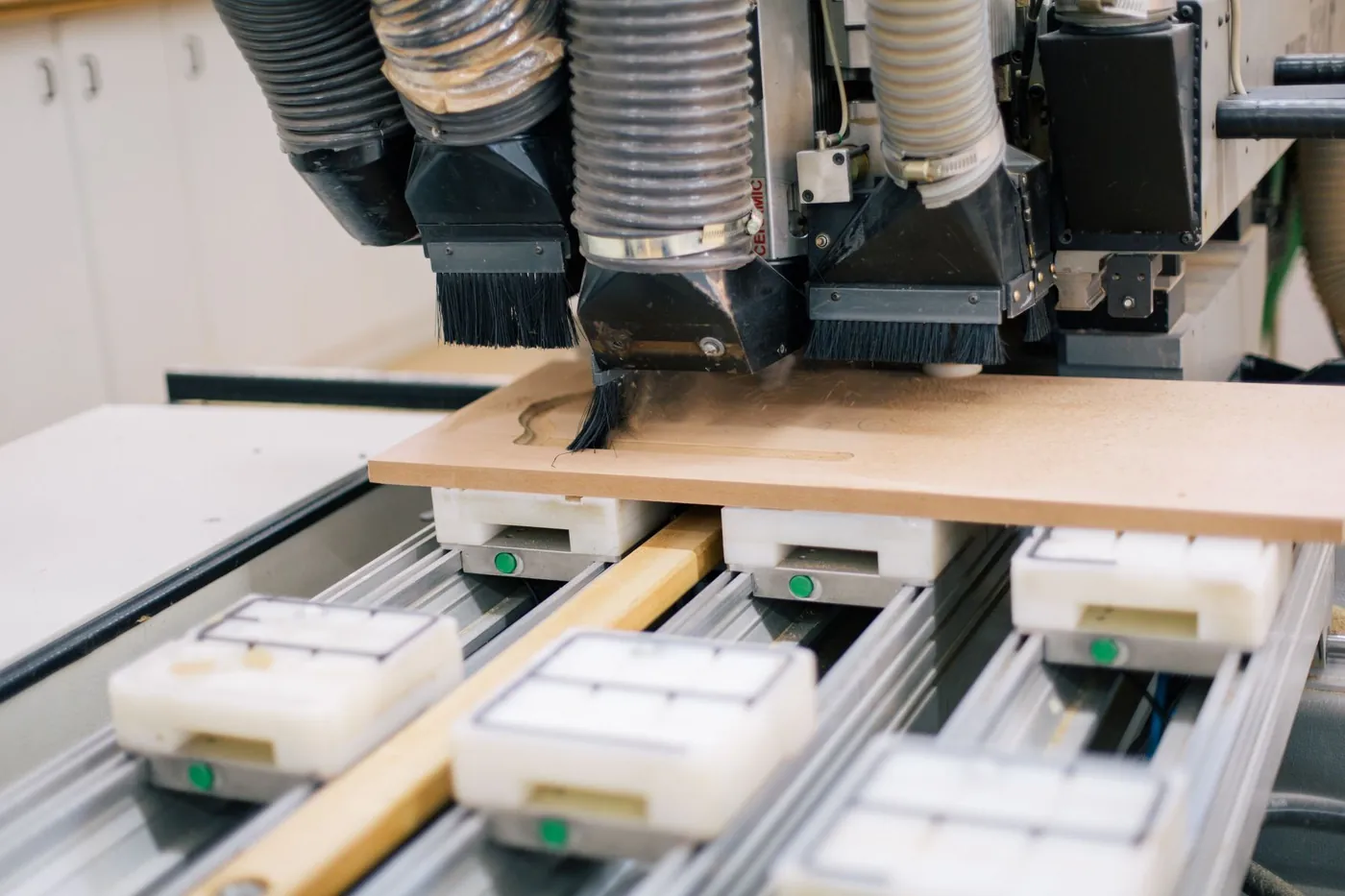Fabricación de componentes de madera para un producto industrial