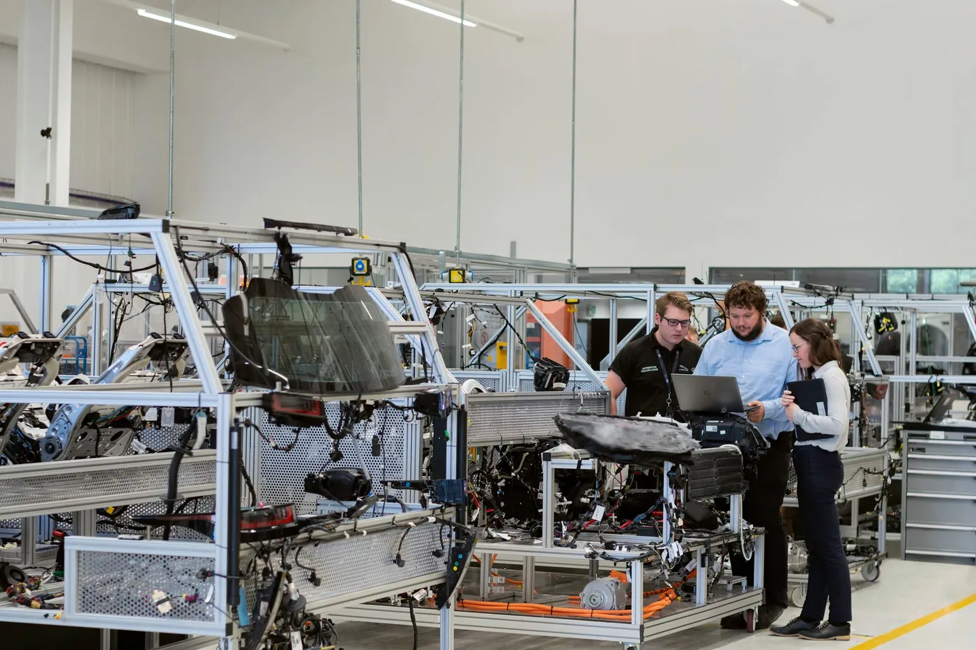 Equipo técnico europeo revisando información de un proyecto de fabricación
