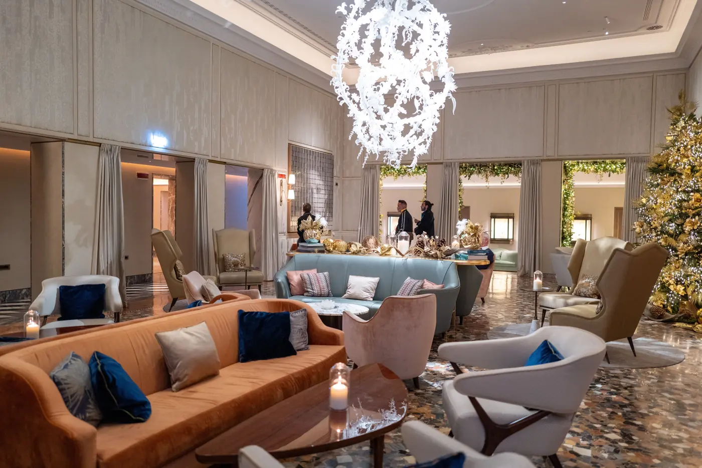 Interior de hotel en Milán utilizado en la simulación de la página italiana