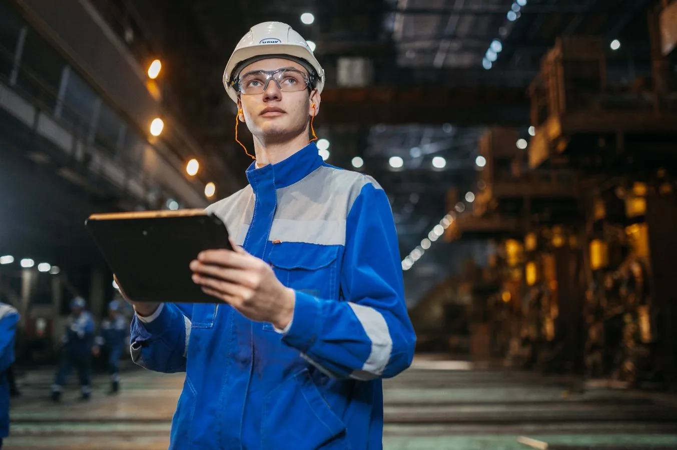 Responsable industrial revisando información en una tableta